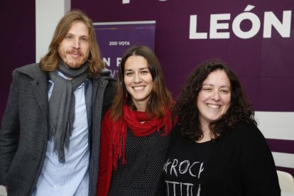 La eurodiputada de Podemos Estefanía Torres (D); el secretario autonómico, Pablo Fernández y la diputada Ana Marcello (C), mantienen un encuentro con asociaciones ganaderas y productores leoneses para conocer las necesidades del sector-ICAL