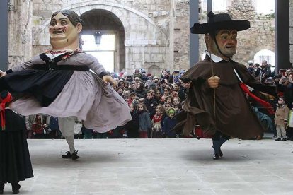 El patio del monasterio se llenó de personas para ver a los protagonistas.-RAÚL G. OCHOA