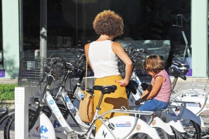 Una mujer se dispone a retirar una bicicleta.-ISRAEL L. MURILLO