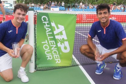 Nicolás Álvarez, derecha, posa en El Espinar junto a su compañero Iñaki Montes. TENISELESPINAR.COM