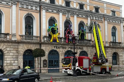 Los Bomberos de Burgos colocan los adornos en el Teatro Principal. ECB