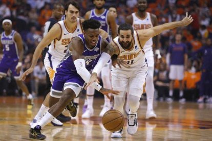Ricky Rubio pelea por el control del balón con Buydde Hield.-AP PHOTO / RICK SCUTERI