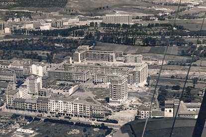 Imagen del hospital desde una avioneta, a la derecha se puede ver el antiguo Gobierno Militar y al fondo el Yagüe.-ARCHIVO MUNICIPAL