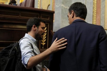 Alberto Garzón y Pedro Sánchez en el Congreso de los diputados.-JOSÉ LUIS ROCA