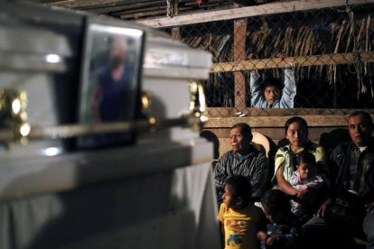 Familia y amigos dan el último adiós a Jakelin Rosmery Caal Maquin, la menor de 7 años fallecida bajo la custodia de las autoridades de EEUU. /-EDWIN BERCIAN (EFE)