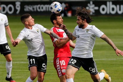 Alarcón y Miki Muñoz pugnan por el balón con un jugador del Unionistas. SANTI OTERO