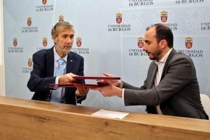 El rector de la UBU, Manuel Pérez Mateos, con el director regional de Capital Energy, Víctor Fernández González. UBU