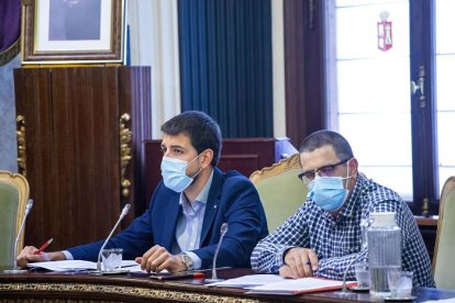 Lezcano (dcha) junto al portavoz socialista David Jurado en el último pleno de la Diputación. SANTI OTERO