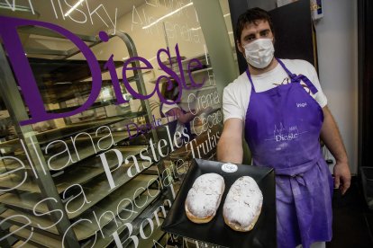 Un pastelero de pastelería Dieste prepara el dulce burgalés por excelencia. FOTOS: © ECB / SANTI OTERO