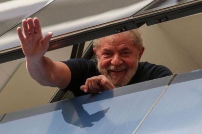 Lula saluda a unos simpatizantes desde un edificio sindical en Sao Paulo, el pasado abril.-MIGUEL SCHINCARIOL (AFP)
