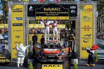 Kris Meeke (derecha) y su copiloto Paul Nagle celebran el triunfo en el Rally de Cataluña sobre el capó de su Citroën.-AFP / JOSEP LAGO