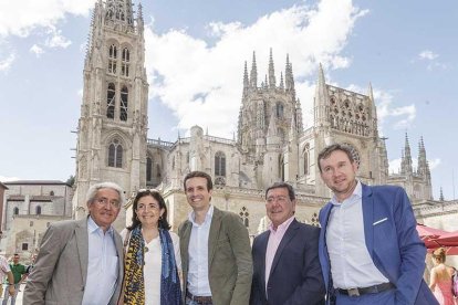 Pablo Casado posa al pie de la Catedral junto a Aparicio, Moneo, Rico y Lacalle.-SANTI OTERO