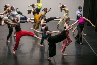 Preparación de uno de los espectáculos del Fórum interpretados por los alumnos de la Escuela Profesional de Danza de Burgos en el Fórum. TOMÁS ALONSO