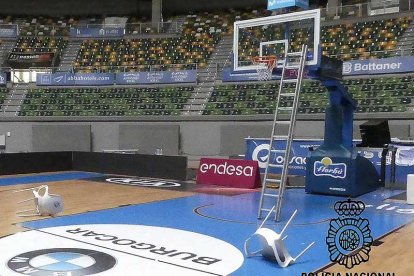 Las sillas tiradas en la cancha y una escalera para subir a la canasta causaron daños en la pista.-ECB