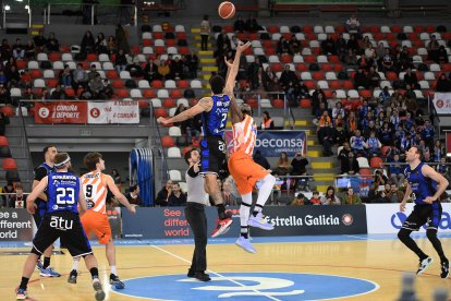 Van Zegeren fue el más destacado de la primera mitad. BASQUET CORUÑA.