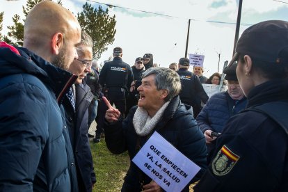 Una vecina se encara a Roberto Saiz y Álvaro Muñoz Galindo en su visita a la obra. TOMÁS ALONSO