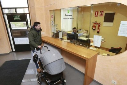 Un ciudadano en la Oficina Municipal de Información al Consumidor (OMIC) en una imagen de archivo. 