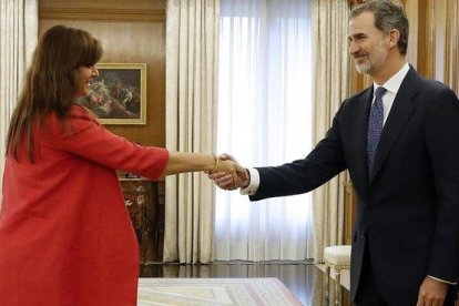 Laura Borràs y Felipe VI, este miércoles en la Zarzuela.-EFE