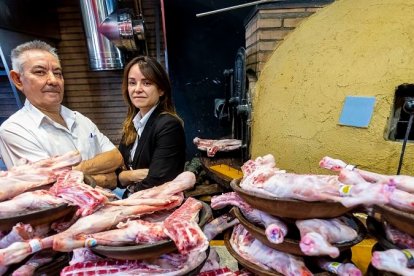 Verónica y José Manuel, del Asador San Lorenzo, muestran sus lechazos. SANTI OTERO