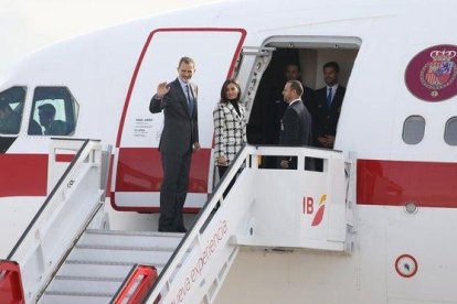 Los reyes Felipe y Letizia, este lunes, en el aeropuerto Adolfo Suárez Madrid-Madrid.-EUROPA PRESS / RAÚL TERREL