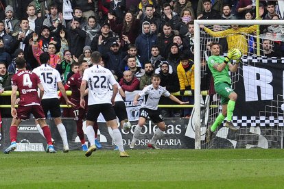 Pedro López bloca un balón contra la Cultural Leonesa.