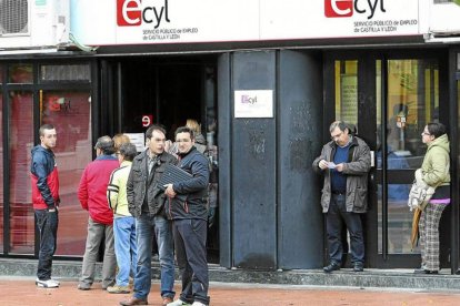 Un grupo de personas a la puerta de una oficina de empleo.-ECB