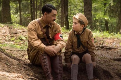 Un fotograma de ’Jojo rabbit’, con Taika Waititi (Hitler) y Roman Griffin Davis (Jojo).-