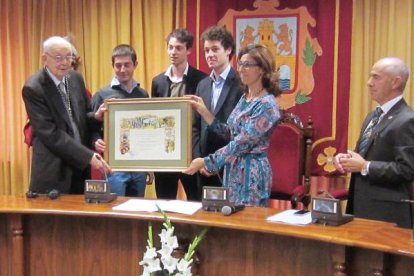 Un momento de la entrega de la placa conmemorativa al veterano empresario, a quien acompañan sus nietos-L. V.