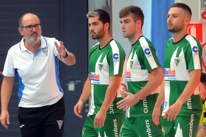 Raúl Zamora da instrucciones a sus jugadores. TOMÁS ALONSO