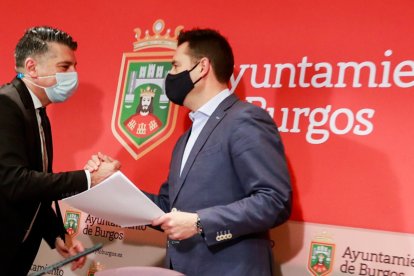 Vicente Marañón y Daniel de la Rosa se saludan antes de comenzar una rueda de prensa. TOMÁS ALONSO