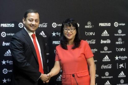 La presidenta del Valencia Layhoon Chan junto a su sucesor Anil Murthy en la rueda de prensa en la que ha anunciado que abandona el cargo con fecha 1 de julio.-EFE / KAI FORSTERLING