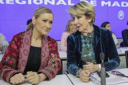 Esperanza Aguirre y Cristina Cifuentes.-