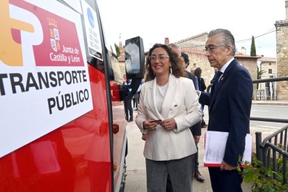 María González Corral, consejera de Transporte, y el delegado de la Junta en Burgos, Roberto Saiz. JCYL