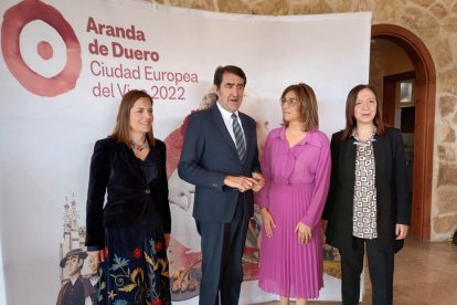 La alcaldesa junto al consejero de Medio Ambiente, la presidenta de Recevin y la concejala de Promoción del Ayuntamiento de Aranda