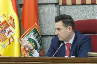 Daniel de la Rosa en un momento del Pleno extraordinario de aprobación del presupuesto. SANTI OTERO