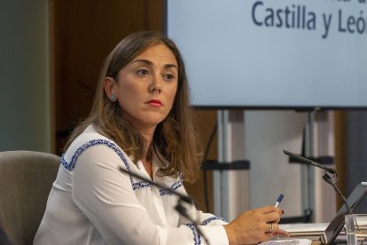 El consejero de Econom?a y Hacienda y portavoz, Carlos Fern?ndez Carriedo, y la consejera de Movilidad y Transformaci?n Digital, Mar?a Gonz?lez Corral, comparecen en rueda de prensa posterior al Consejo de Gobierno