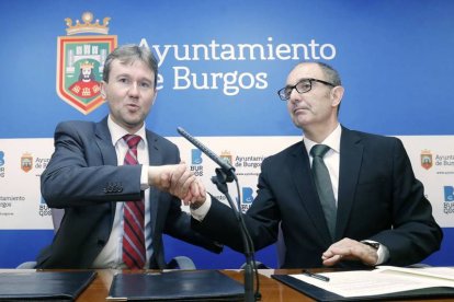 Javier Lacalle y Pedro Pisonero, ayer, tras la firma del convenio para propiciar ayudas a las pequeñas empresas de Burgos.-RAÚL G. OCHOA