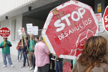 Concentración de la Plataforma de Afectados por la Hipoteca en Burgos. RAÚL G. OCHOA