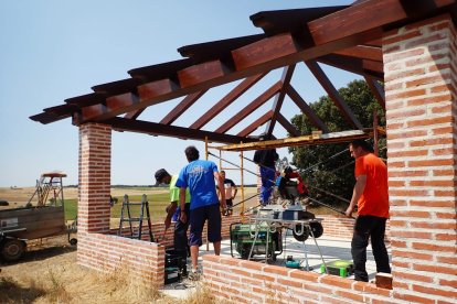 Los vecinos, en especial los jóvenes, se han volcado con el proyecto del mirador. ECB