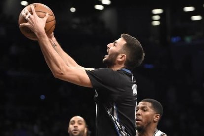 Ricky Rubio, durante una acción del encuentro ante los Nets.-AP / KATHY KMONICEK