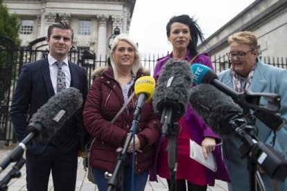 La demandante Sarah Ewart celebra su victoria frente a la corte en Belfast.-CHARLES MCQUILLAN (GETTY)