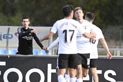 Álex Albistegui dirigió el partido desde la valla de Castañares