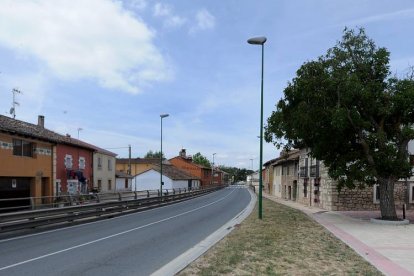 Vista de la calle de Castañares por la que discurre la N- 120.-ISRAEL L. MURILLO