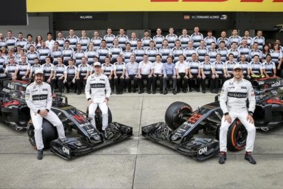 Fernando Alonso, el belga Stoffel Vandoorne  y el britanico Jenson Button posan en el circuito de Suzuka.-EFE / DIEGO AZUBEL