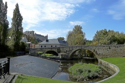 Azud de la Casa de la Moneda de Segovia con el alcázar al fondo. Ruta senda de los molinos de agua.-T.S.T