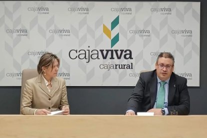 El director gerente de Fundación Caja Rural Burgos, Germán Martínez, y la responsable de Comunicación de Cajaviva, Mercedes Rodríguez, durante la presentación del programa de actividades.