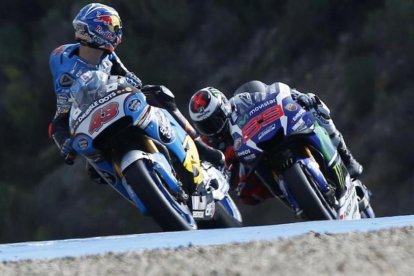 Jorge Lorenzo, por detrás de Jack Miller, este viernes en Jerez.-EFE / ROMÁN RÍOS