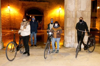 Cada uno de los tres premiados recibió una bicicleta holandesa reacondicionada. UBU