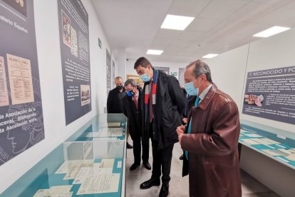 El consejero de la Presidencia, durante la visita al museo. ICAL