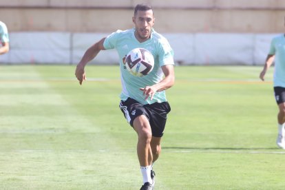 El exjugador del Burgos Álvaro Rodríguez persigue un balón durante un entrenamiento con el Albacete. TWITTER / @ALBACETEBPSAD